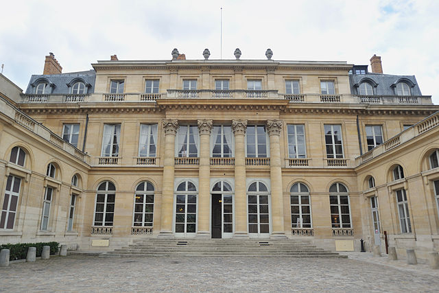 Picture of the facade of Hôtel du Châtelet in Paris