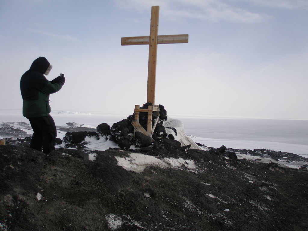 Memorial Cross at Cape Evans erected by the Ross Sea Party. Photo: Alan Light, CC BY