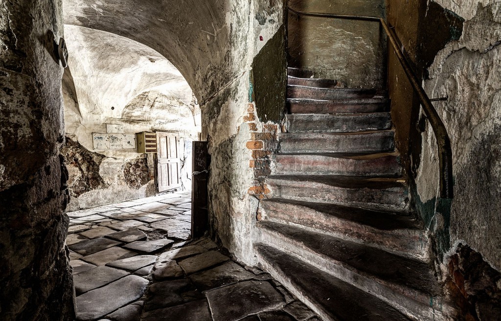 Staircase in weaver house. Photo: Jar.ciurus, CC BY-SA